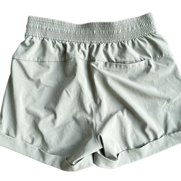 Lululemon Spring Break Away Short 3” in green - Picture 3 of 6